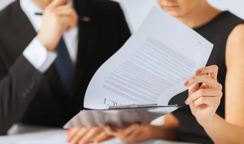 Hinh minh hoa nguoi dang viet bao cao thanh tich chuyen nghiep su dung mau chuan