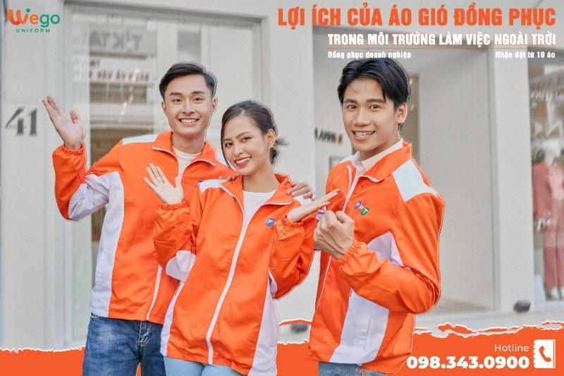 Nhân viên mặc áo đồng phục làm việc trong môi trường chuyên nghiệp