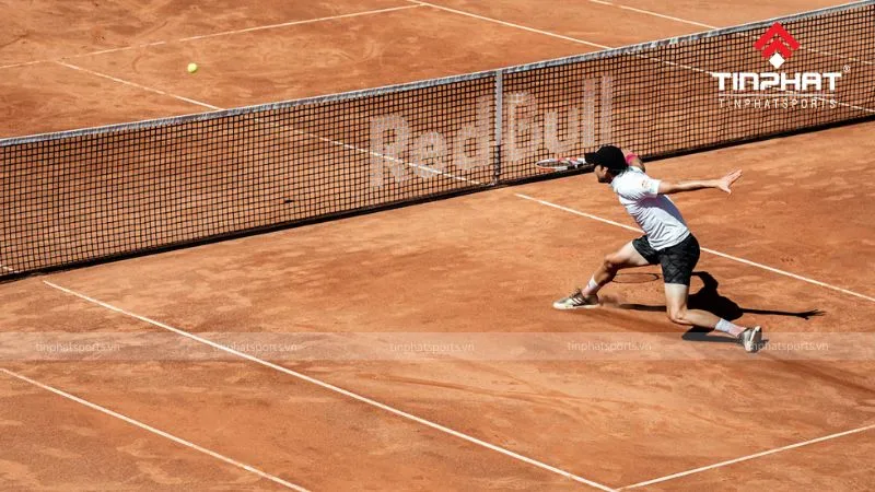 Bóng trên sân đất nện nảy chậm và cao hơn các loại sân khác