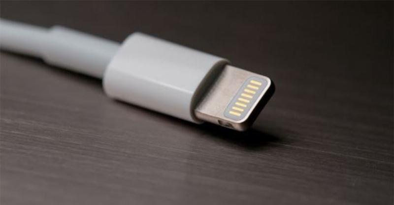 Hình ảnh bàn làm việc gọn gàng nhờ sử dụng ổ cắm điện đa năng thay cho nhiều củ sạc và adapter