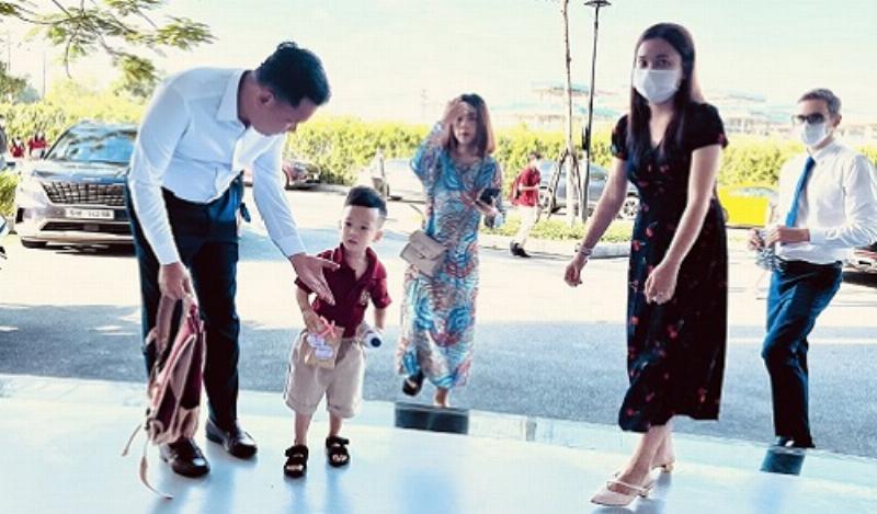 Một phụ huynh đang kiên nhẫn hướng dẫn con trai học bài, thể hiện sự đồng hành quan trọng trong việc giúp con cải thiện cách xếp loại học lực cấp 2