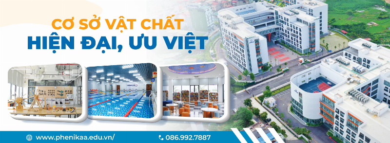 Một phụ huynh đang dùng bút và giấy khai sinh để kiểm tra lại thông tin trên mẫu đơn xin nhập học lớp 1