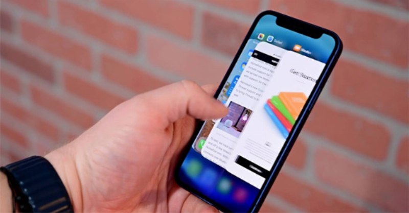 Hình ảnh một nhóm bạn trẻ đang chụp ảnh selfie và quay video bằng điện thoại tại một buổi prom, phản ánh cách thế hệ trẻ lưu giữ và chia sẻ kỷ niệm trong thời đại số.