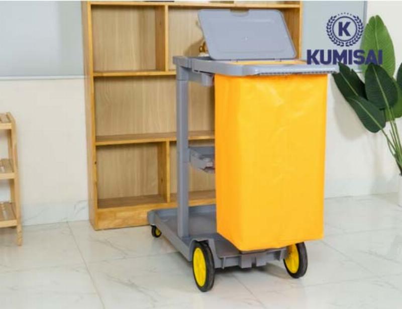 Một người đang lau chùi bề mặt và bánh xe của rùa xanh mini sau khi sử dụng