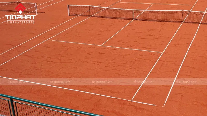 Sân đất nện với bề mặt được làm từ đá nghiền, gạch vụn hoặc đá phiến