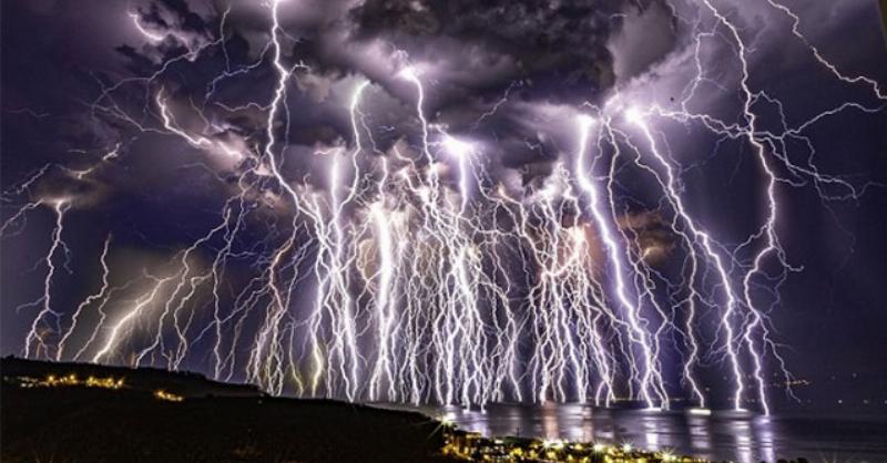 Anh chup khoanh khac tia set danh xuong mat dat trong con mua dong