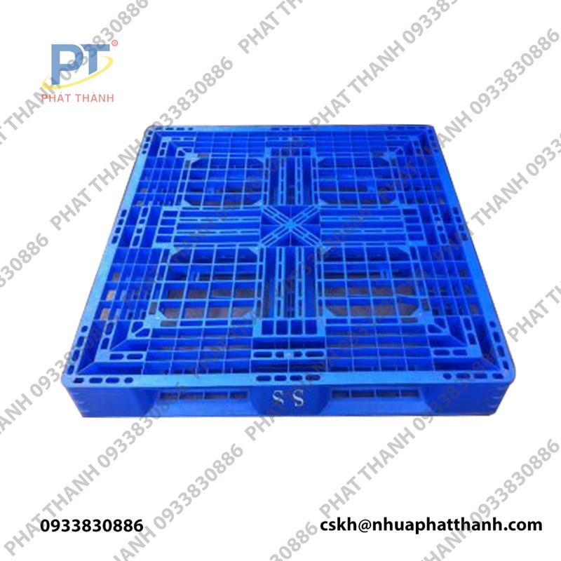 Hình ảnh so sánh: Một bên là người vật vã nâng thùng, một bên là người dễ dàng đẩy xe nâng tay inox có pallet hàng, minh họa rõ sự khác biệt và lý do để không phải "xin kiếu".