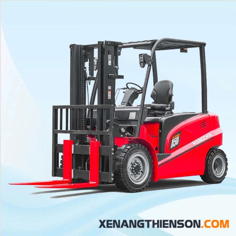 So sánh xe nâng tay và xe nâng điện