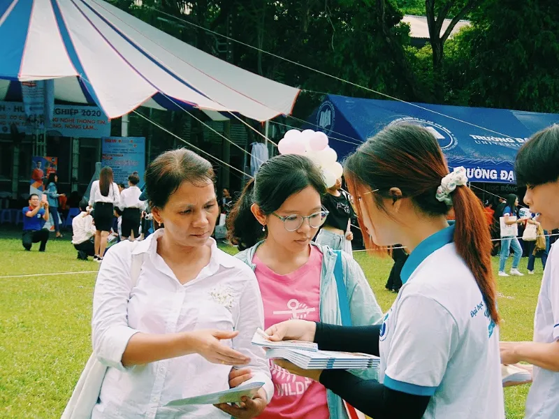 Đội Tư Vấn Tuyển Sinh chia sẻ và tư vấn cho quý phụ huynh – học sinh