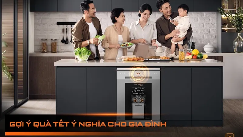 Mot chiec ban inox vuong dang duoc su dung lam ban an cho gia dinh nho, the hien tinh thuc te va tien loi trong doi song