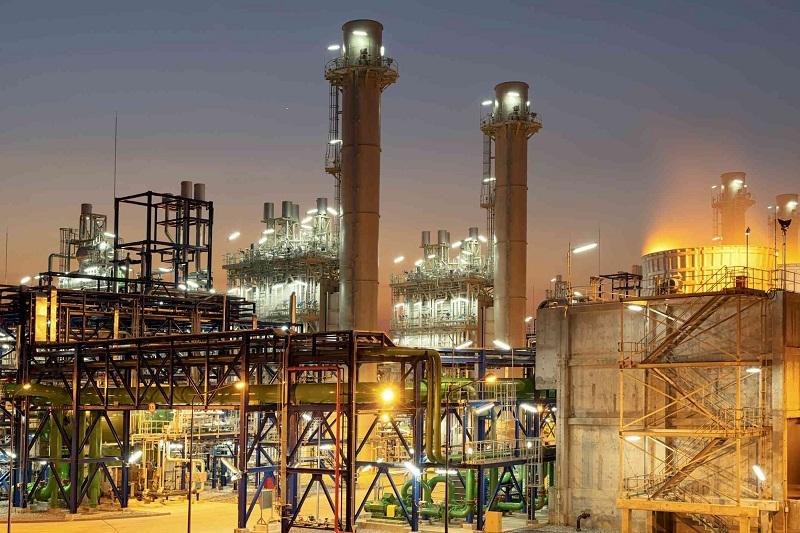 Hinh anh cong nhan su dung can san cong nghiep de xac dinh tai trong hang hoa lon