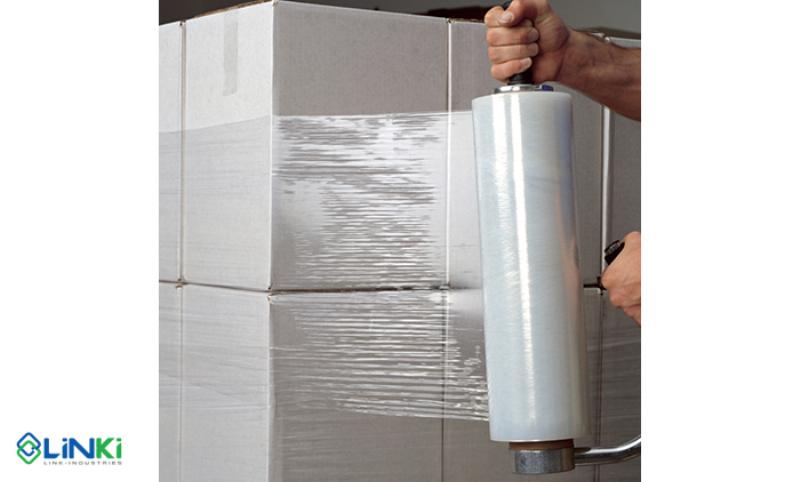 Hình ảnh một công nhân đang dễ dàng sử dụng xe nâng tay inox để di chuyển pallet hàng trong môi trường nhà máy chế biến thực phẩm hoặc kho lạnh, thể hiện sự hiệu quả và không cần "xin kiếu".