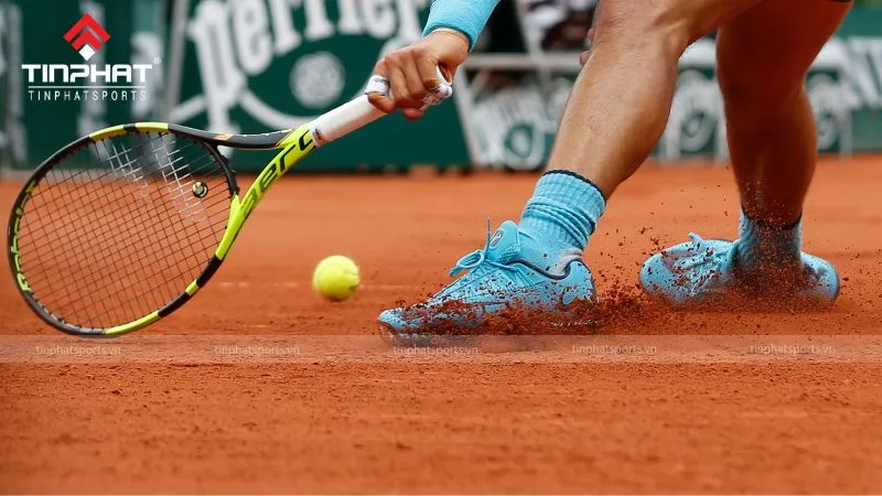 Kỹ thuật đánh bóng, di chuyển và giữ trọng tâm trên sân đất nện