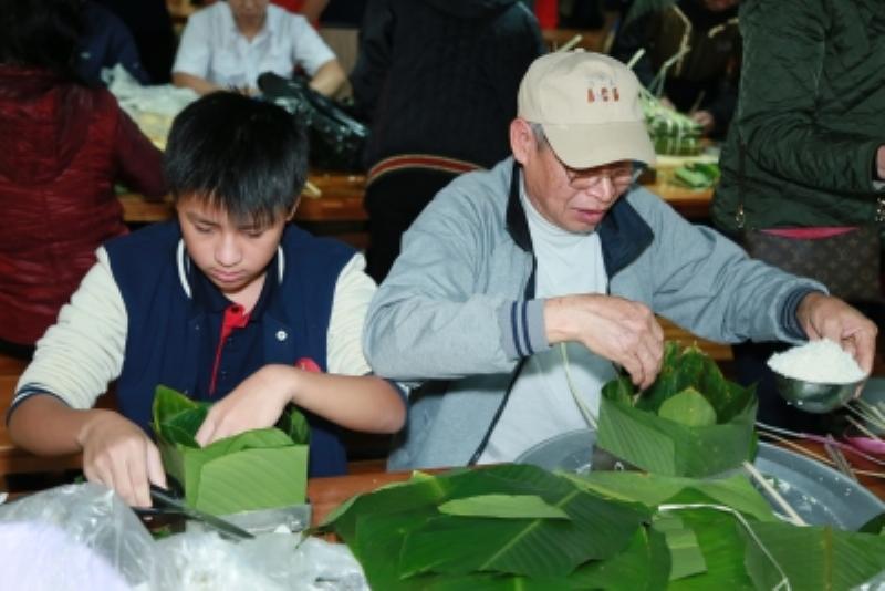 Hình ảnh sân nhảy đông đúc tại một buổi prom, với học sinh đang nhảy múa vui vẻ dưới ánh đèn màu sắc. Không khí cuồng nhiệt, tràn đầy năng lượng tuổi trẻ.