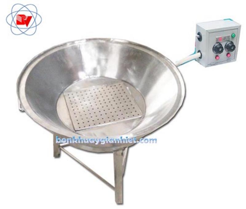 Mot chiec ban inox vuong day dan trong mot xuong san xuat sach se, tren ban co mot so dung cu hoac san pham cong nghiep