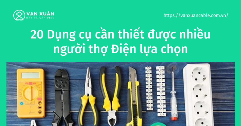 Một người thợ đang sử dụng kìm tuốt dây điện để lắp đặt hệ thống điện dân dụng.