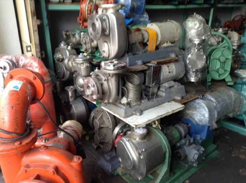 Hình ảnh một chiếc máy bơm nước đẩy cao công nghiệp cỡ lớn trong nhà máy