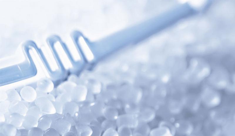 Hình ảnh cận cảnh một người đang sử dụng máy đo độ cứng Shore để kiểm tra độ cứng của vỏ điện thoại di động bằng nhựa