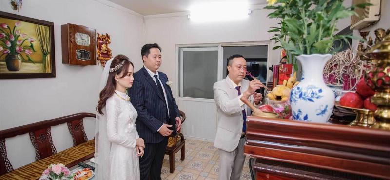 Người đại diện hoặc người mai mối trong lễ dạm ngõ truyền thống