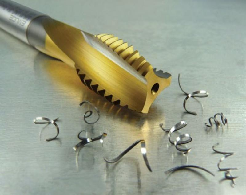 Gia công ren trên khối nhôm bằng mũi taro xoắn cho thấy phoi cuốn đều