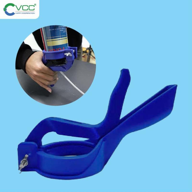 Hình ảnh minh họa quy trình vệ sinh con lăn sơn nước dưới vòi nước ấm, bóp nhẹ để loại bỏ sơn