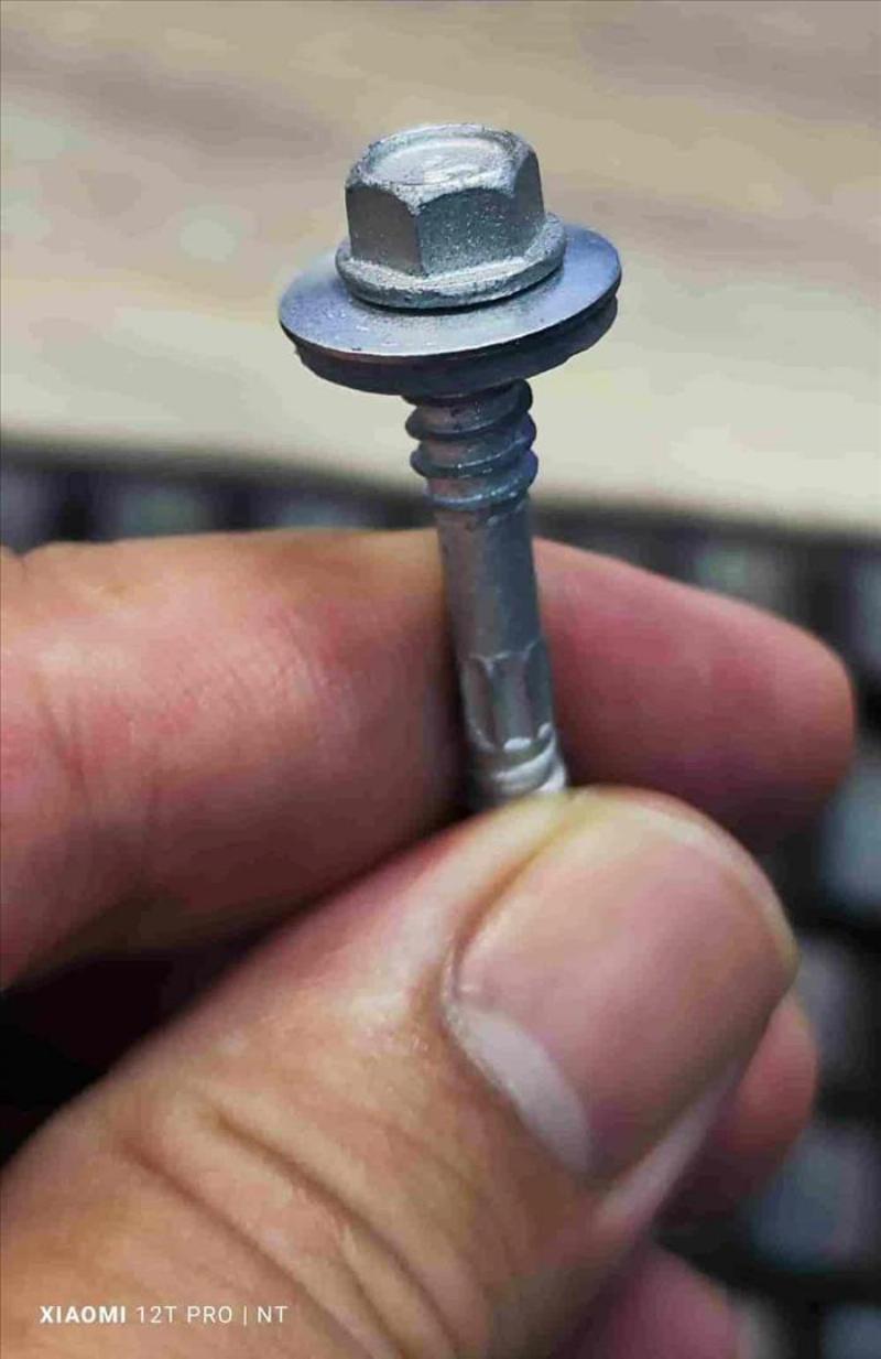 Hình ảnh so sánh trực quan vít bắn tôn thép mạ bị gỉ sét và vít bắn tôn Inox sau thời gian sử dụng trong môi trường khắc nghiệt.