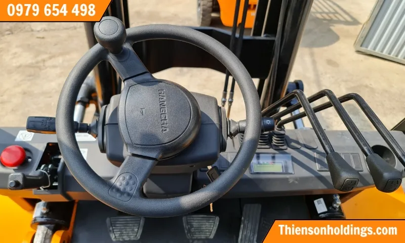 Xe nâng 7 tấn được tích hợp màn hình hiển thị LCD hiển thị đầy đủ thông số, giúp người lái dễ dàng quan sát, điều chỉnh khi điều khiển