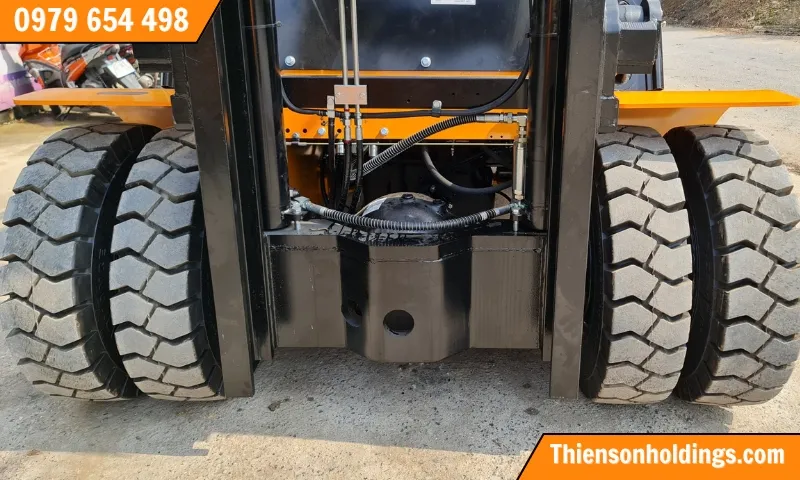 Bánh xe phía trước được trang bị lốp kép, tăng khả năng chịu tải khi nâng hàng hóa có khối lượng lớn