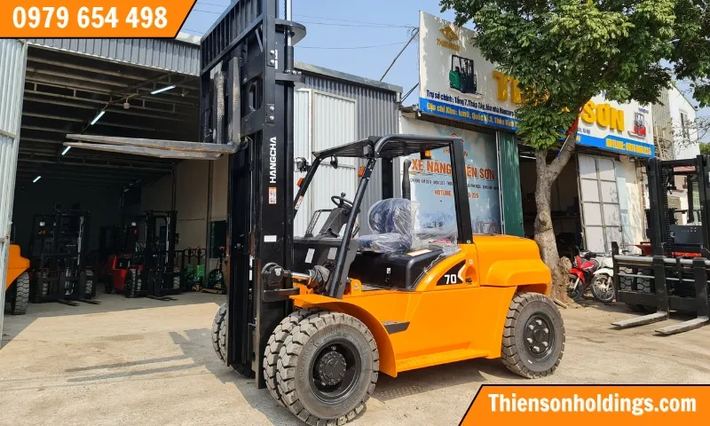 Càng nâng của xe được làm bằng thép chịu lực cho khả năng nâng hạ chắc chắn