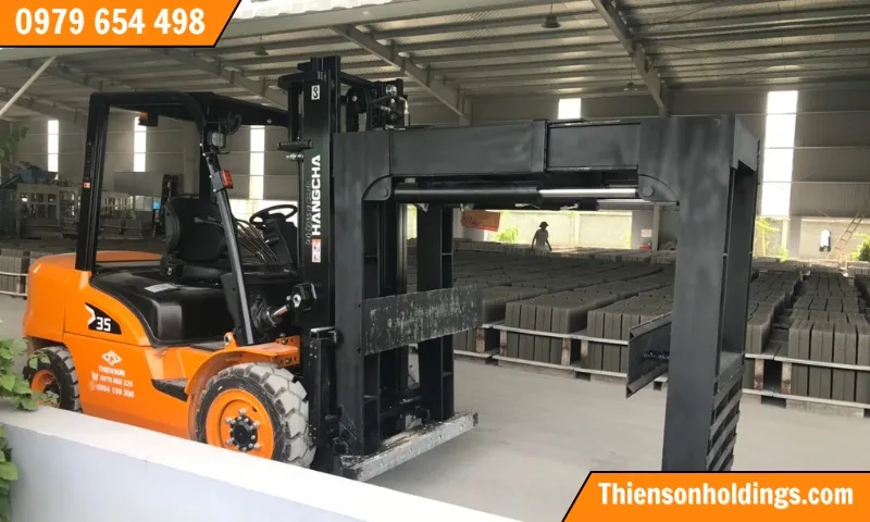 Xe nâng 7 tấn được lắp thêm bộ công tác kẹp gạch