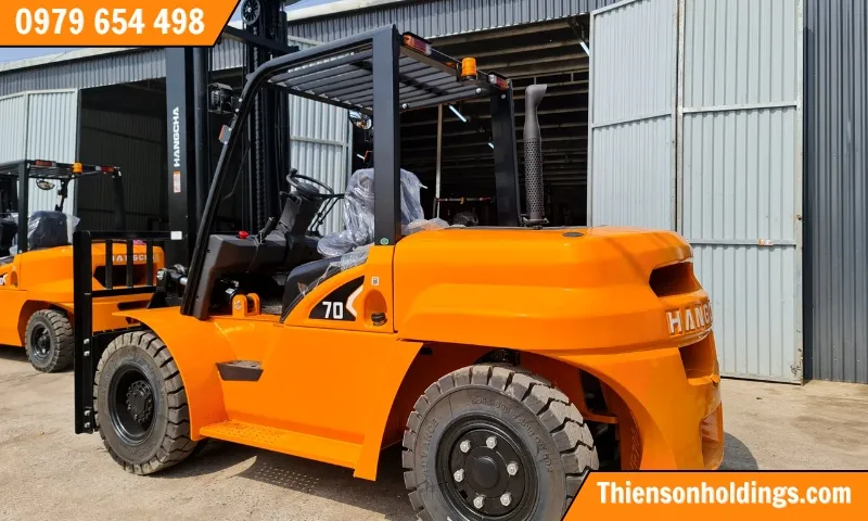 Đối trọng phía sau xe được thiết kế thon gọn, giảm sự thô kệch đối với dòng xe nâng có tải trọng lớn