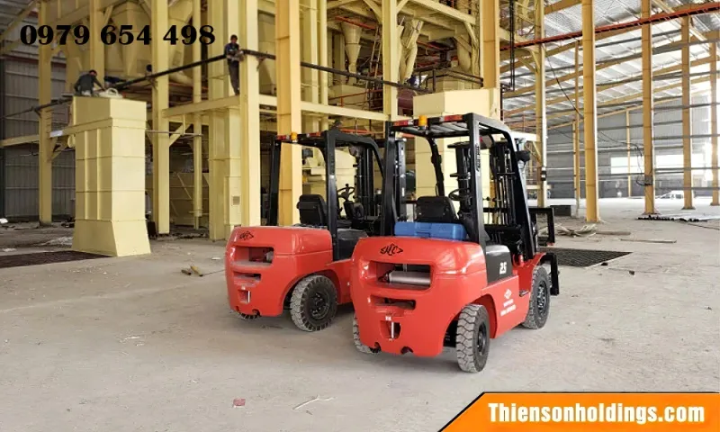 Xe nâng dầu tải trọng 2.5 tấn đang được ứng dụng rộng rãi