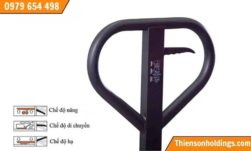 alt text: Tay cầm xe nâng tay 3 tấn điều chỉnh chế độ dễ dàng