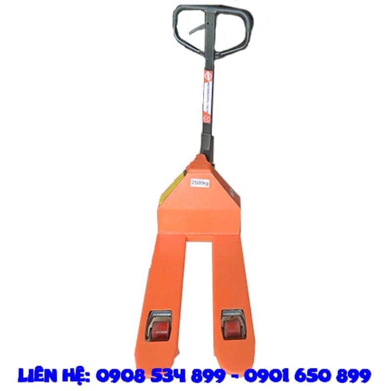 hinh-anh-xe-nang-tay-inox-nho-gon-va-phu-nu