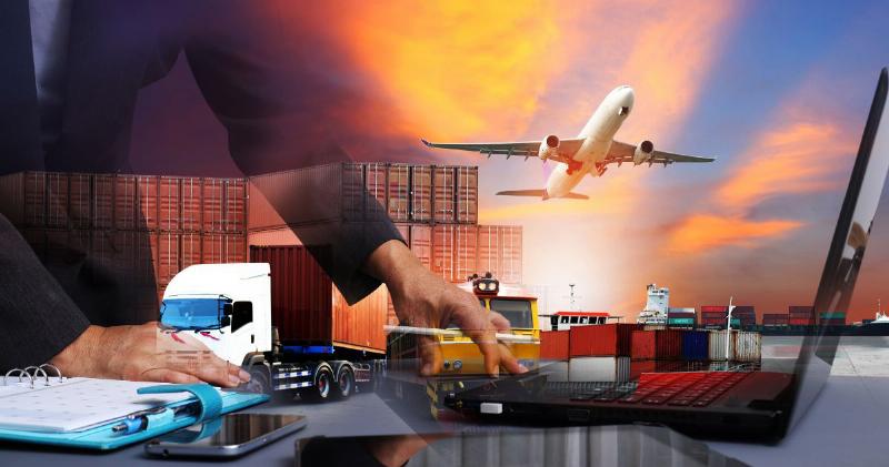 Đội ngũ làm việc cẩn thận khi xử lý hàng hóa đặc biệt