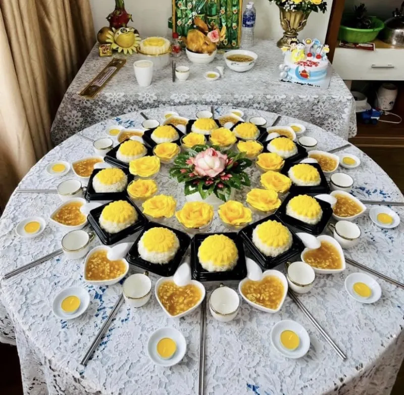 alt Mâm cúng đầy tháng bé trai với xôi chè và gà luộc